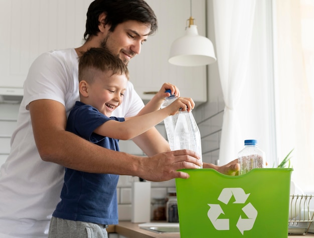 Reciclagem de homem e criança de tiro médio