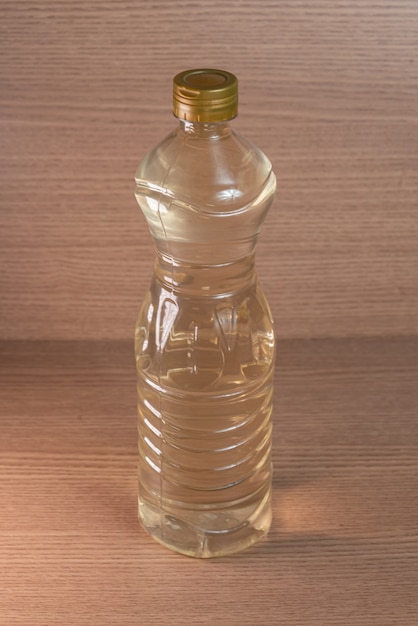 Foto grátis recipiente de vinagre no fundo de madeira