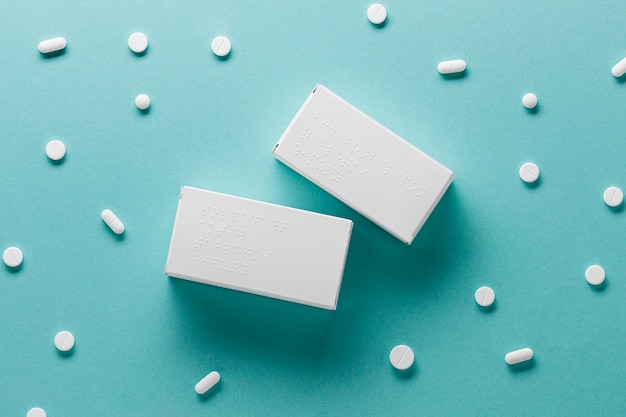 Foto grátis recipientes de comprimidos planos com alfabeto braille