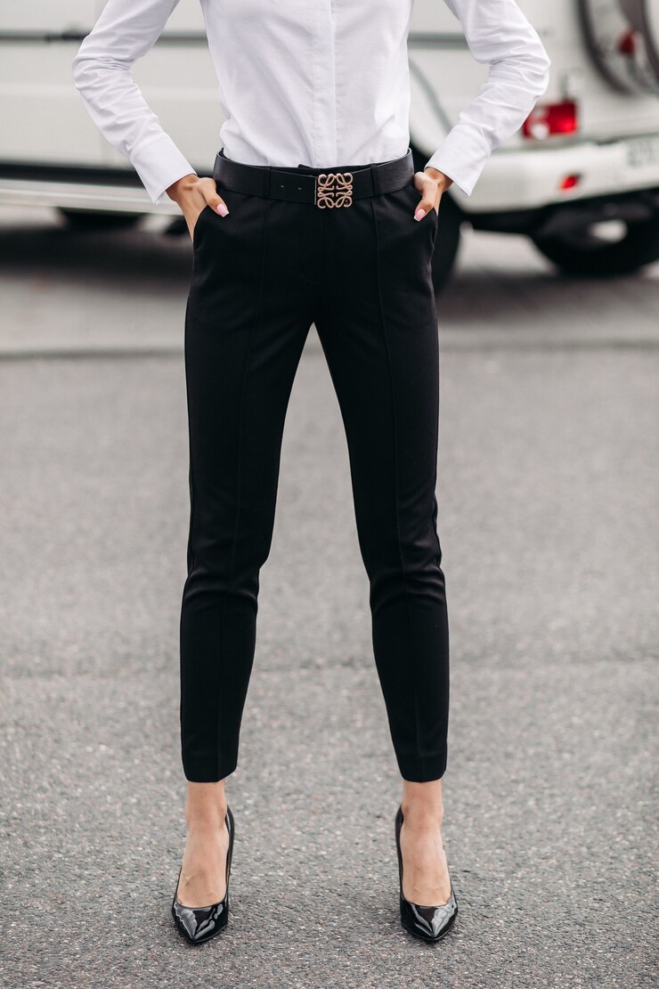 Foto grátis recorte a foto de uma senhora elegante e estilosa vestida de calça preta e blusa branca, posando no fundo de um carro ao ar livre
