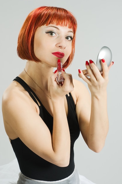 Red girl com batom e espelho