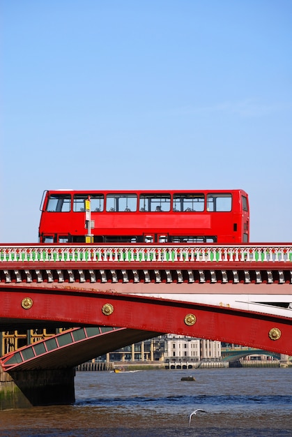 Foto grátis red ônibus de dois andares na ponte de blackfriars em londres