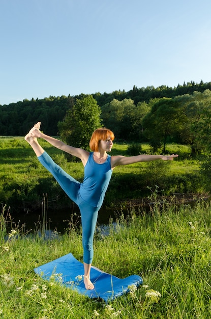 Red woman praticando fitness yoga