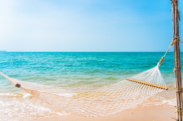 Rede branca vazia ao redor do mar, praia, oceano, para viagens de lazer, conceito de férias