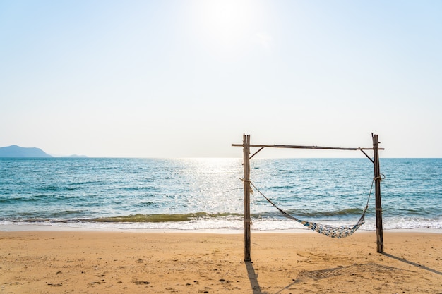 Rede vazia balanço na bela praia e mar