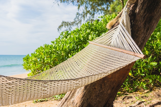 Foto grátis rede vazia na praia tropical, mar, oceano para lazer, relaxe na viagem de férias