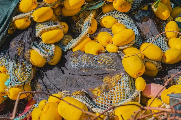 Redes de pesca emaranhadas secam após a pesca closeup foco seletivo fundo para o conceito de pesca industrial