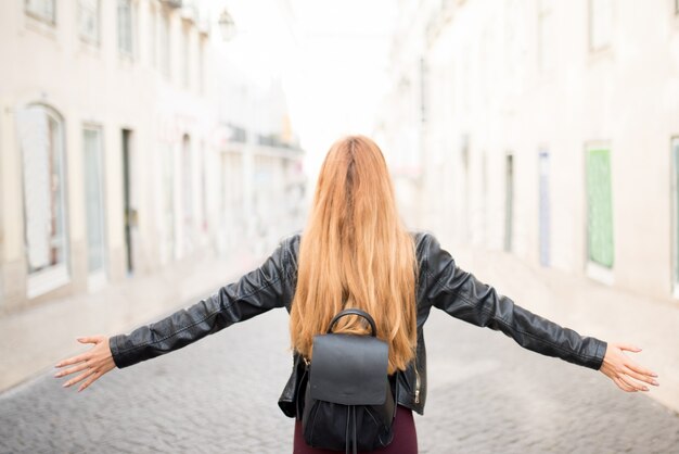 Redhead estudante menina desfrutando liberdade na cidade