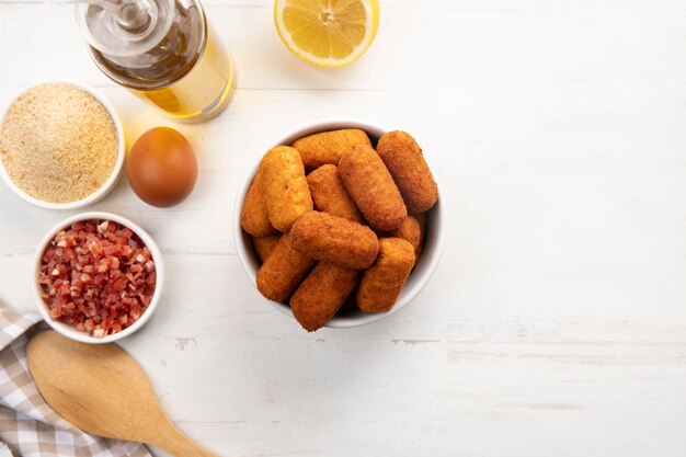 Refeição contendo croquetes com bacon e limão