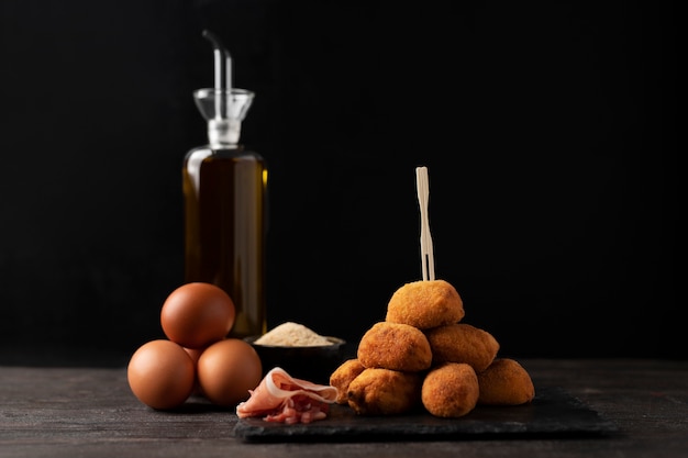 Foto grátis refeição contendo croquetes com bacon e ovos