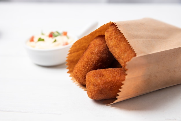 Foto grátis refeição contendo croquetes e maionese