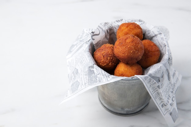 Foto grátis refeição contendo croquetes em uma pequena cesta