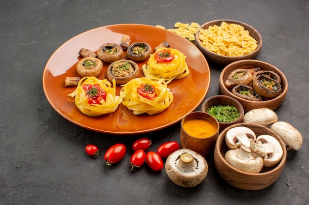 Refeição de cogumelos com cogumelos frescos na mesa escura de alimentos crus e maduros
