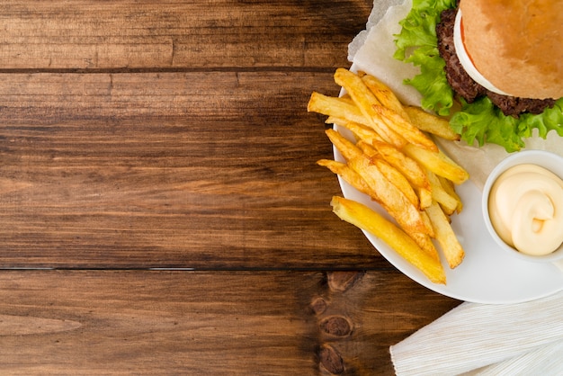 Refeição de fast-food na mesa de madeira com espaço de cópia