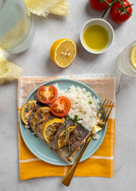 Foto grátis refeição de truta deliciosa plana