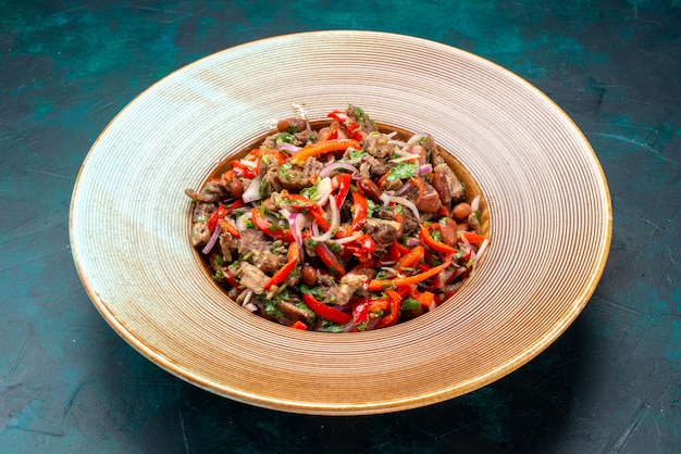 Foto grátis refeição de vegetais fatiada com carne dentro do prato no escuro