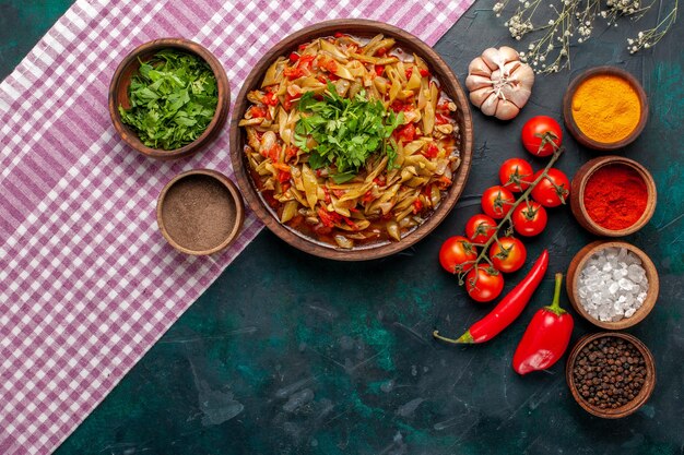 Foto grátis refeição de vegetais fatiados, vista de cima, deliciosa refeição de feijão com diferentes temperos e verduras sobre fundo azul