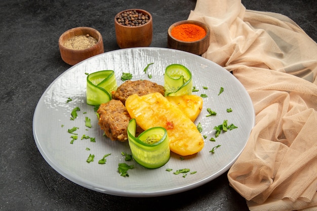 Refeição deliciosa de costeleta caseira junto com batatas