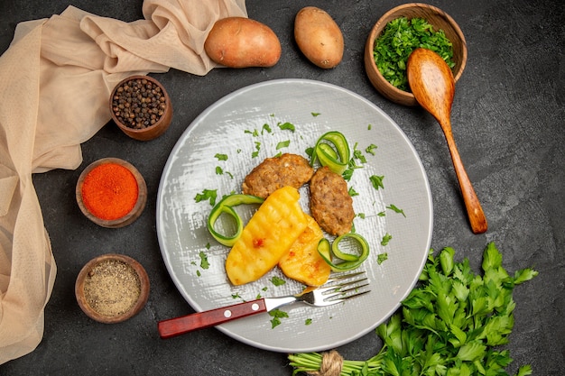 Refeição deliciosa de costeleta caseira junto com batatas