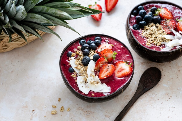 Refeição saudável com casca de coco e açaí para as vibrações do verão