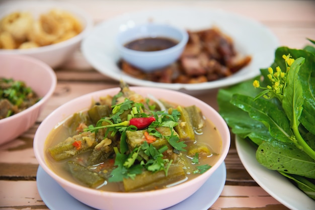Refeição tradicional comida local estilo norte da Tailândia