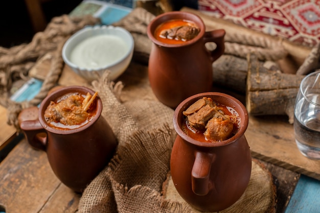 Refeição tradicional do Azerbaijão piti em copos de cerâmica.