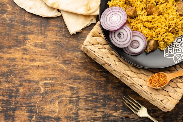 Refeição vista de cima com arroz e cebola