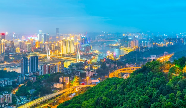 Reflexão da água escritório da torre panorâmica asiática