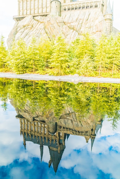 Reflexão do castelo no lago