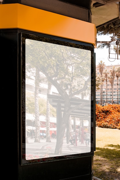 Reflexo da rua da cidade em outdoor branco em branco