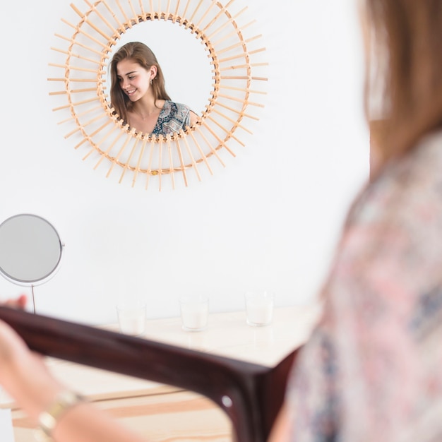 Foto grátis reflexo de uma guitarra tocando adolescente no espelho