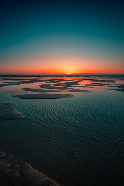 Reflexo do pôr do sol no mar em domburg, holanda