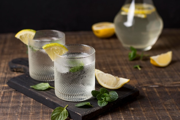 Foto grátis refrescantes bebidas alcoólicas em cima da mesa