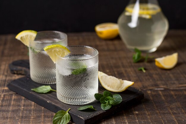 Refrescantes bebidas alcoólicas em cima da mesa