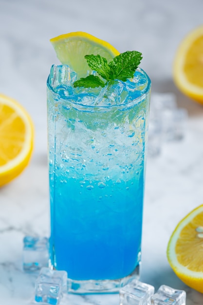 Foto grátis refresque-se com blue hawaiian soda.