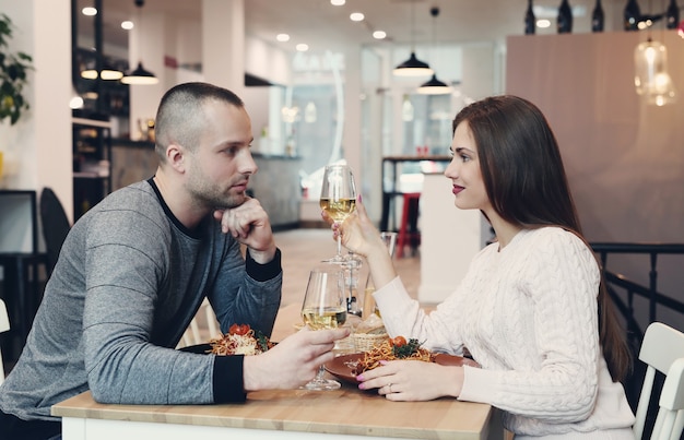 Relação. Casal adorável no café