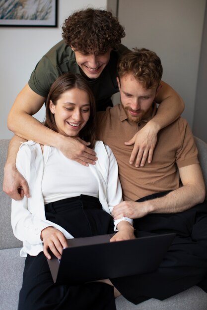 Relacionamento de poliamor de pessoas sorridentes de tiro médio