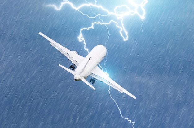 Relâmpago na descarga elétrica de um avião durante uma tempestade durante a decolagem no aeroporto.