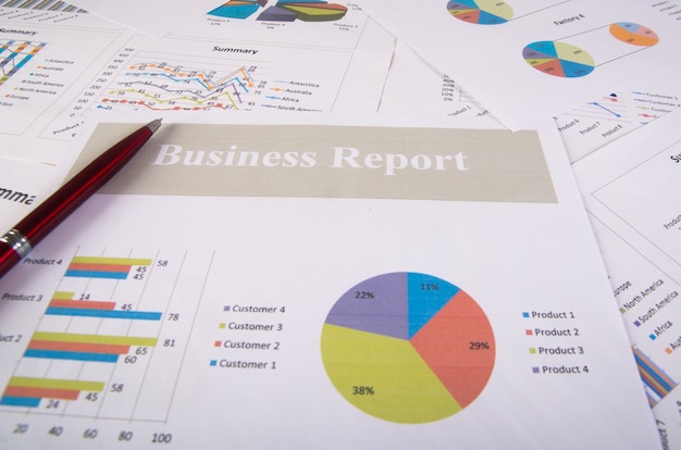 Relatório de negócios. gráficos e gráficos. relatórios de negócios e pilha de documentos. conceito de negócios.