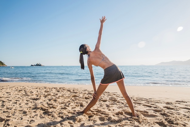 Foto De Stock Exercício De Yoga (Praia), Royalty-Free