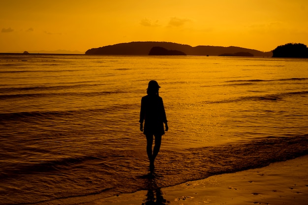 Foto grátis relaxar mulher pulando mar na praia