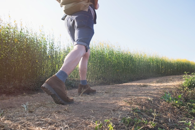 Relaxe aventura e estilo de vida caminhando conceito de idéia de viagem.