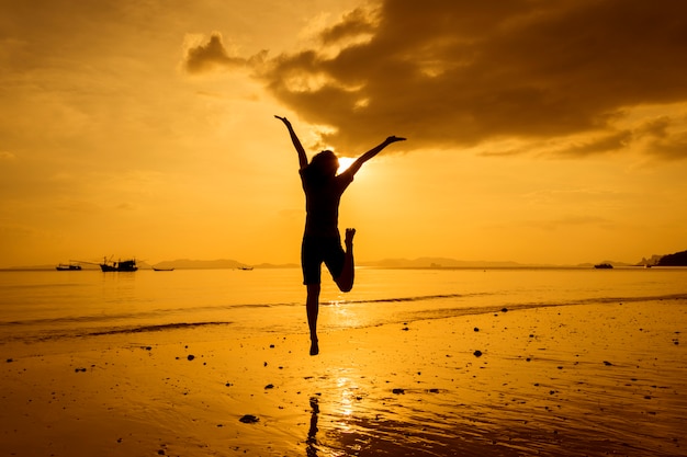 Foto grátis relaxe mulher olhando mar na praia