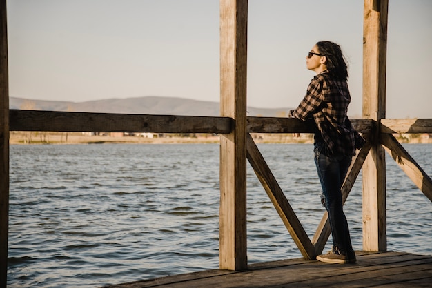 Foto grátis relaxed jovem mulher ao ar livre