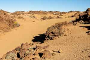 Foto grátis relevo do deserto seco com pedras