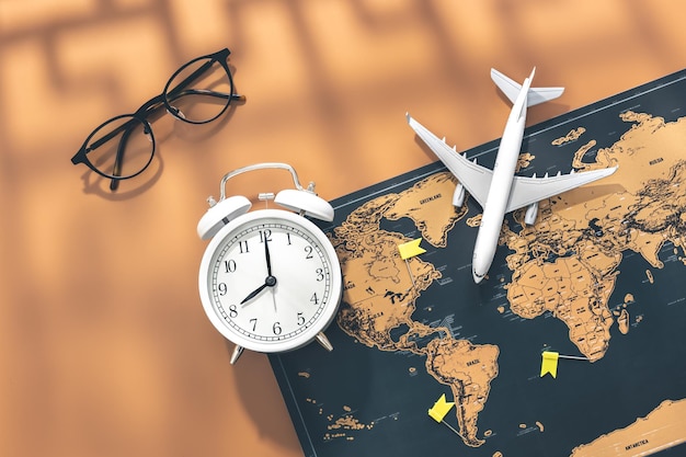 Relógio despertador óculos em miniatura de avião e mapa do mundo plano