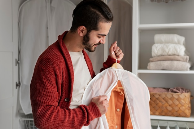 Foto grátis renovação de guarda-roupas para o inverno