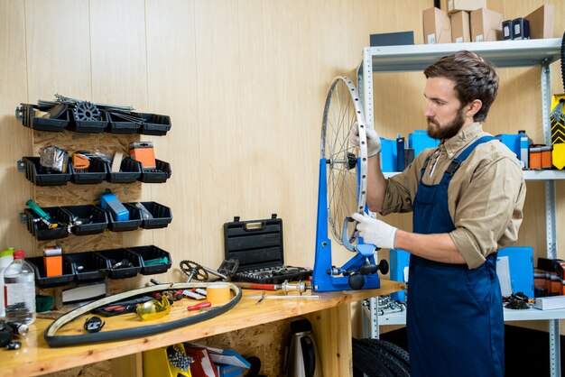 Reparador barbudo concentrado no trabalho