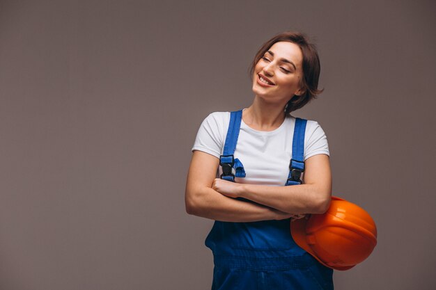 Reparador de mulher com rolo de pintura isolado