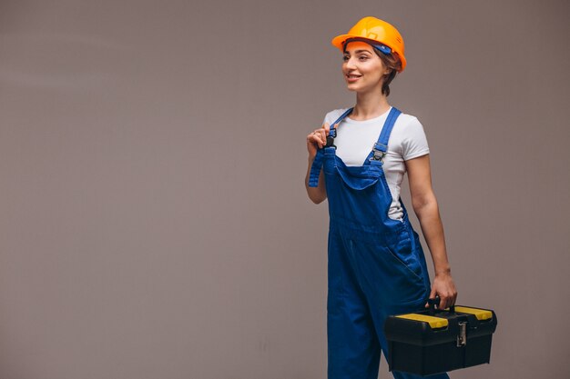 Reparadora com rolo de pintura isolado